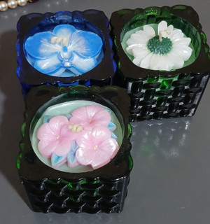 شمع شیشه رنگی مربع طرح حصیری.گلهای پرطرفدار بابونه/ارکیده/سه گل بهاری. شایندار ،معطر و دیرسوز.مناسب هدیه.بستهبندی شده