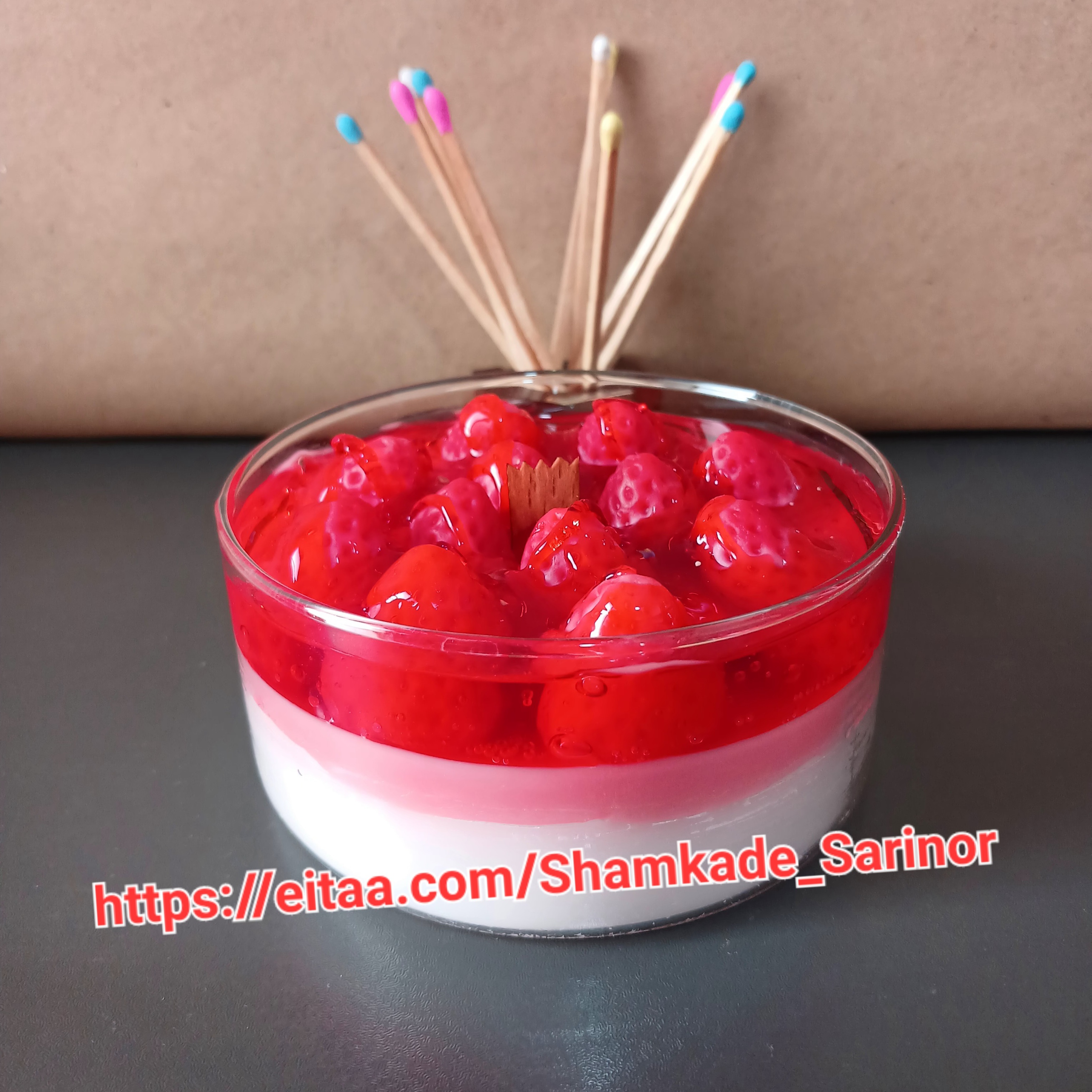 شمع کاسه شیشه‌ای.مدل دسر توت‌فرنگی‌ .پارافین ژله‌ای.دست‌ساز.بسته‌بندی شده
