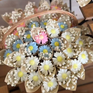 شمع گل بابونه.گیفت شاخه گل.شاین دار و معطر.تزئین شده با کاغذ کرافت و روبان و گل خشک عروس .هدیهای به یاد ماندنی