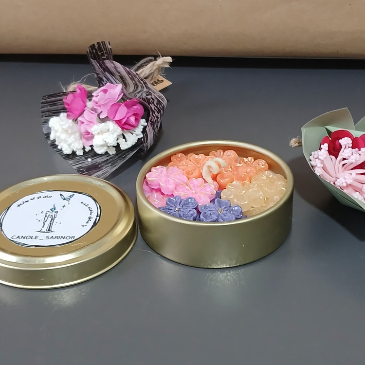 شمع قوطی فلزی دربدار.گهای ریز بهاری.شاین شده با رنگ اکرلیک.معطر و دلنشین.مناسب مسافرت و هدیه