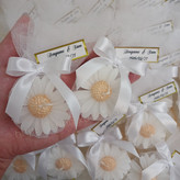 گیفت شمع مارگاریت/بابونه.تزئین با تور و روبان.شاین دار و معطر.لیبل اختصاصی.مناسب مراسمات،جشن و...